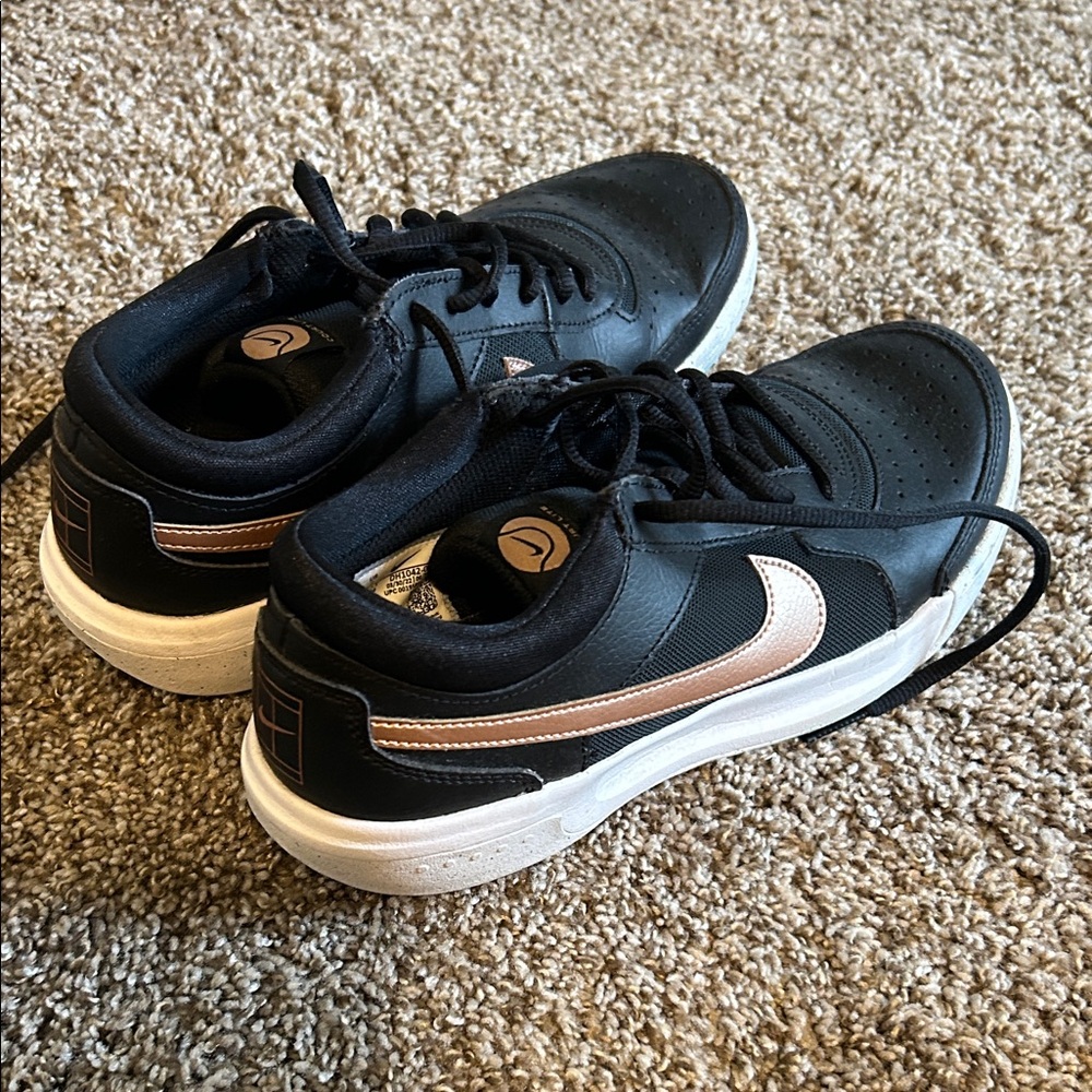Nike court lite tennis shoes. Size 8.